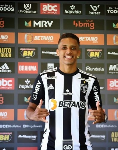 Atl&eacute;tico Mineiro apresenta Pedrinho mas FIFA adia inscri&ccedil;&atilde;o do atleta