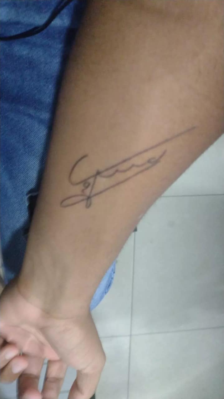 Gandula tatua aut&oacute;grafo de Fred: "Meu her&oacute;i"