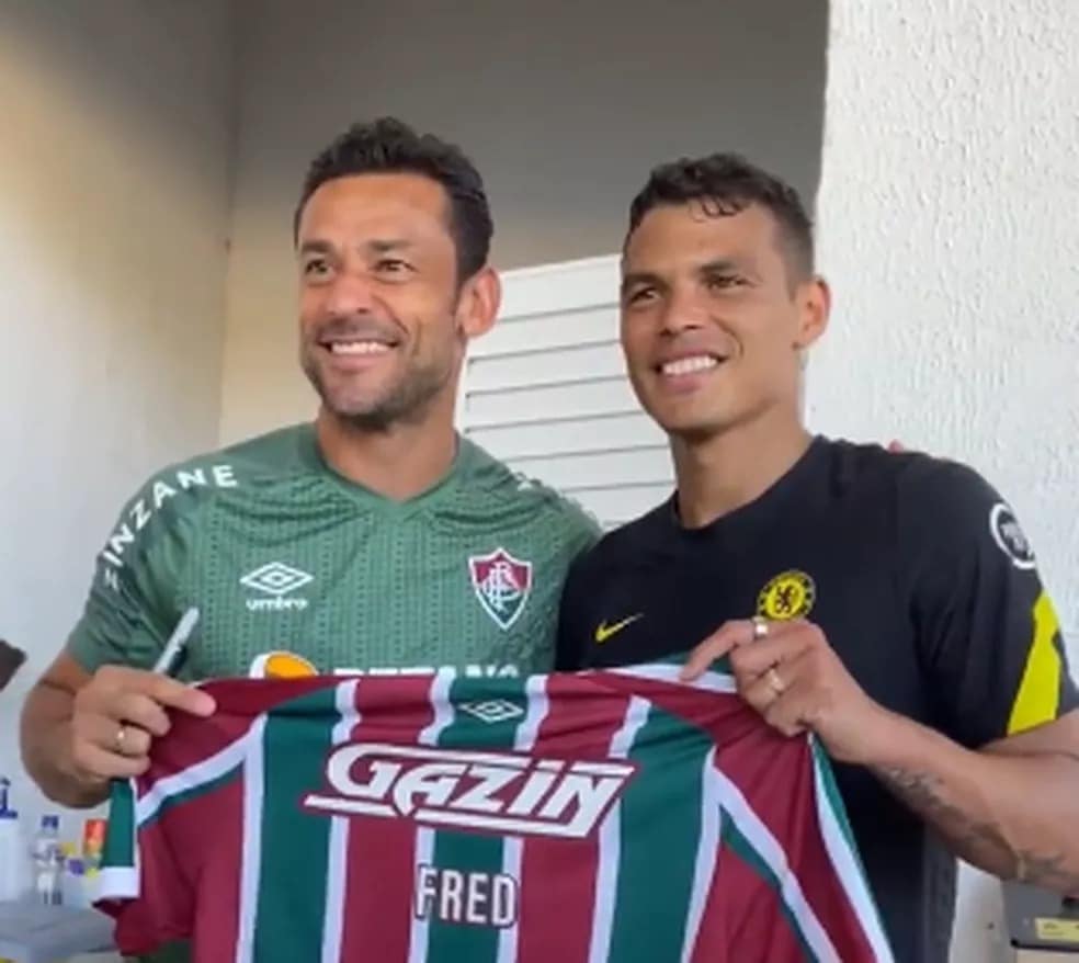 Fred d&aacute; aut&oacute;grafo para zagueiro da sele&ccedil;&atilde;o brasileira