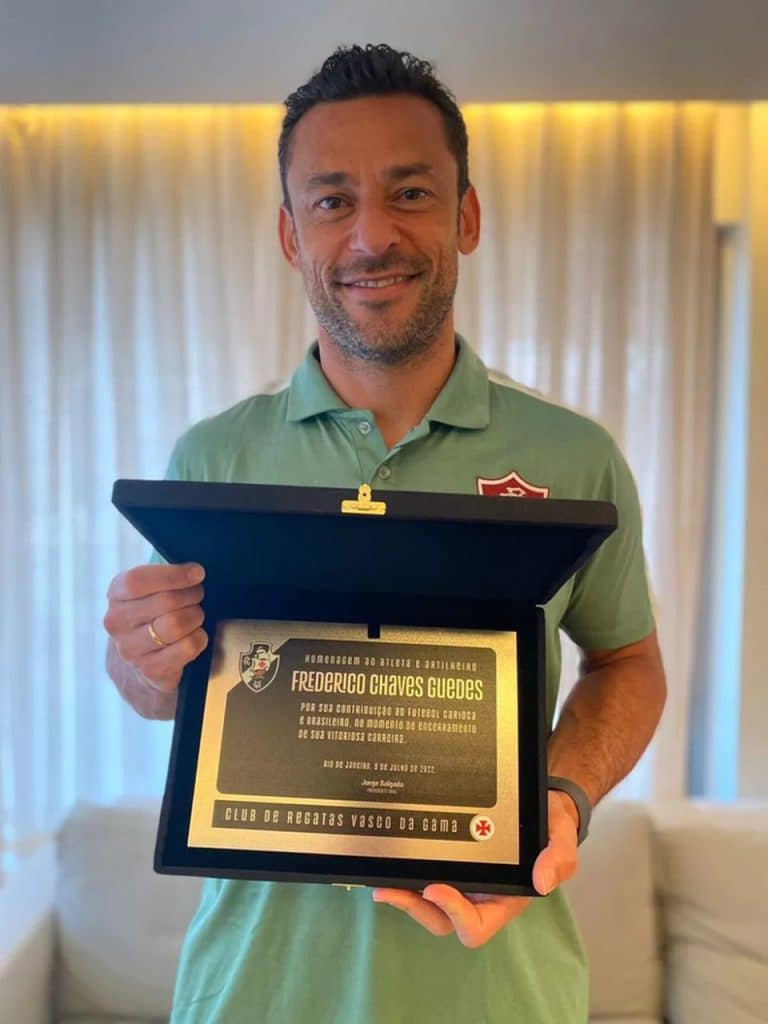 Vasco entrega homenagem a jogador do Fluminense