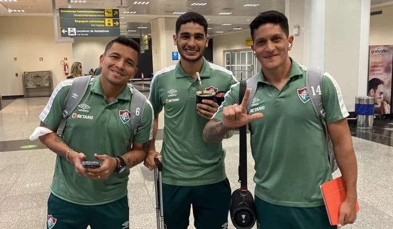 Fluminense chega em Goi&acirc;nia com festa da torcida