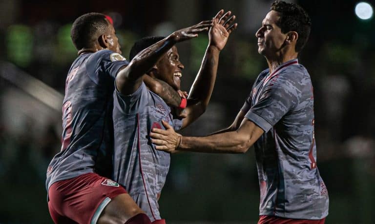 Fluminense bate de virada o Goi&aacute;s e entra no G4