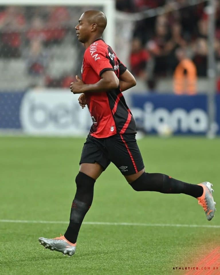 Fernandinho reestreia no Athletico Paranaense com assist&ecirc;ncia