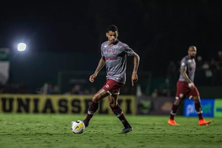 &ldquo;P&eacute; quente&rdquo;, Marrony exalta estreia pelo Fluminense