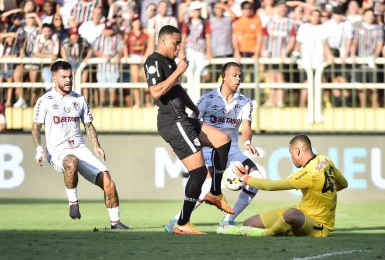Fluminense vence o RB Bragantino e chega a dez partidas sem perder