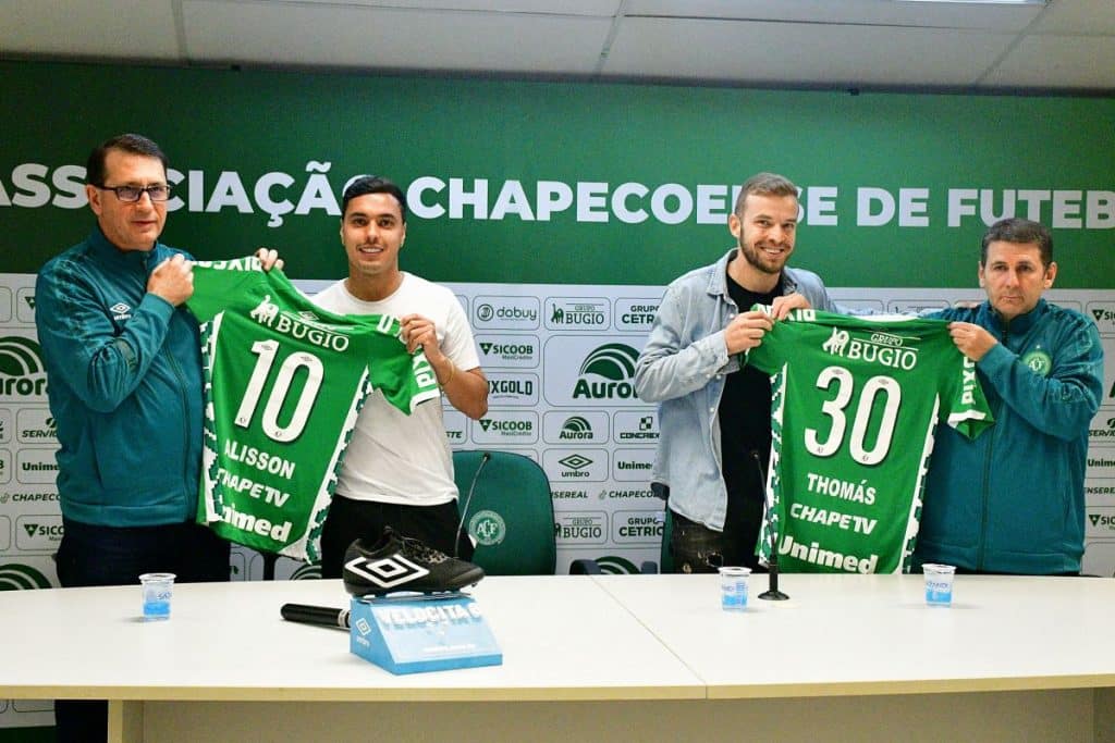 Chapecoense apresenta Alisson Farias e Thom&aacute;s Bedinelli como refor&ccedil;os