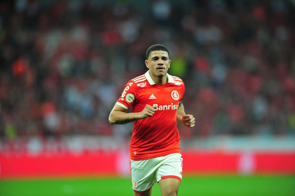 Taison tem les&atilde;o muscular confirmada e desfalca o Internacional por tr&ecirc;s semanas