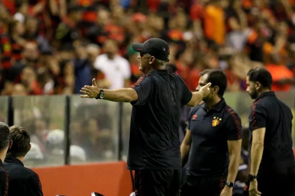 Sport confirma a sa&iacute;da conturbada de Lisca do comando do clube