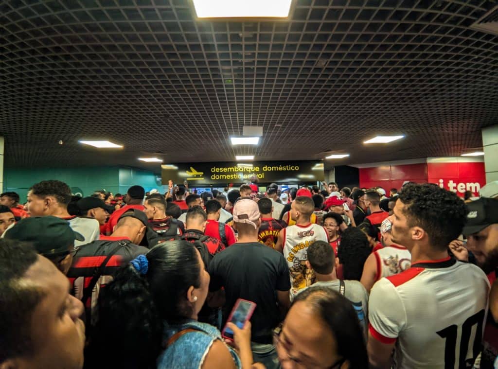 &ldquo;Aeroneg&ocirc;&rdquo; torcida recepciona elenco ap&oacute;s vit&oacute;ria