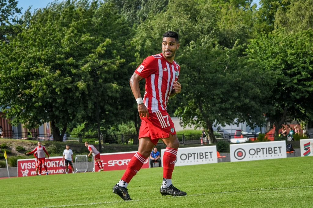 Brasileiro cria da base do Red Bull Brasil est&aacute; perto da artilharia na Liga da Let&ocirc;nia