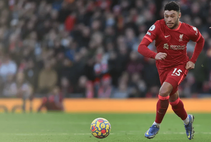 Oxlade-Chamberlain sofre grave les&atilde;o e pode ficar de fora da Copa do Mundo