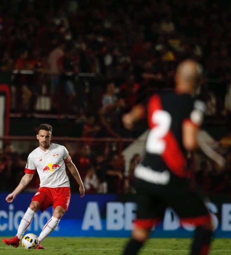 RB Bragantino perde para o Atl&eacute;tico-GO e se dist&acirc;ncia da parte de cima da tabela