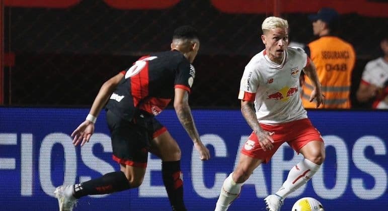 &ldquo;Levamos dois gols que n&atilde;o podemos levar&rdquo;, lamentou Artur ap&oacute;s derrota