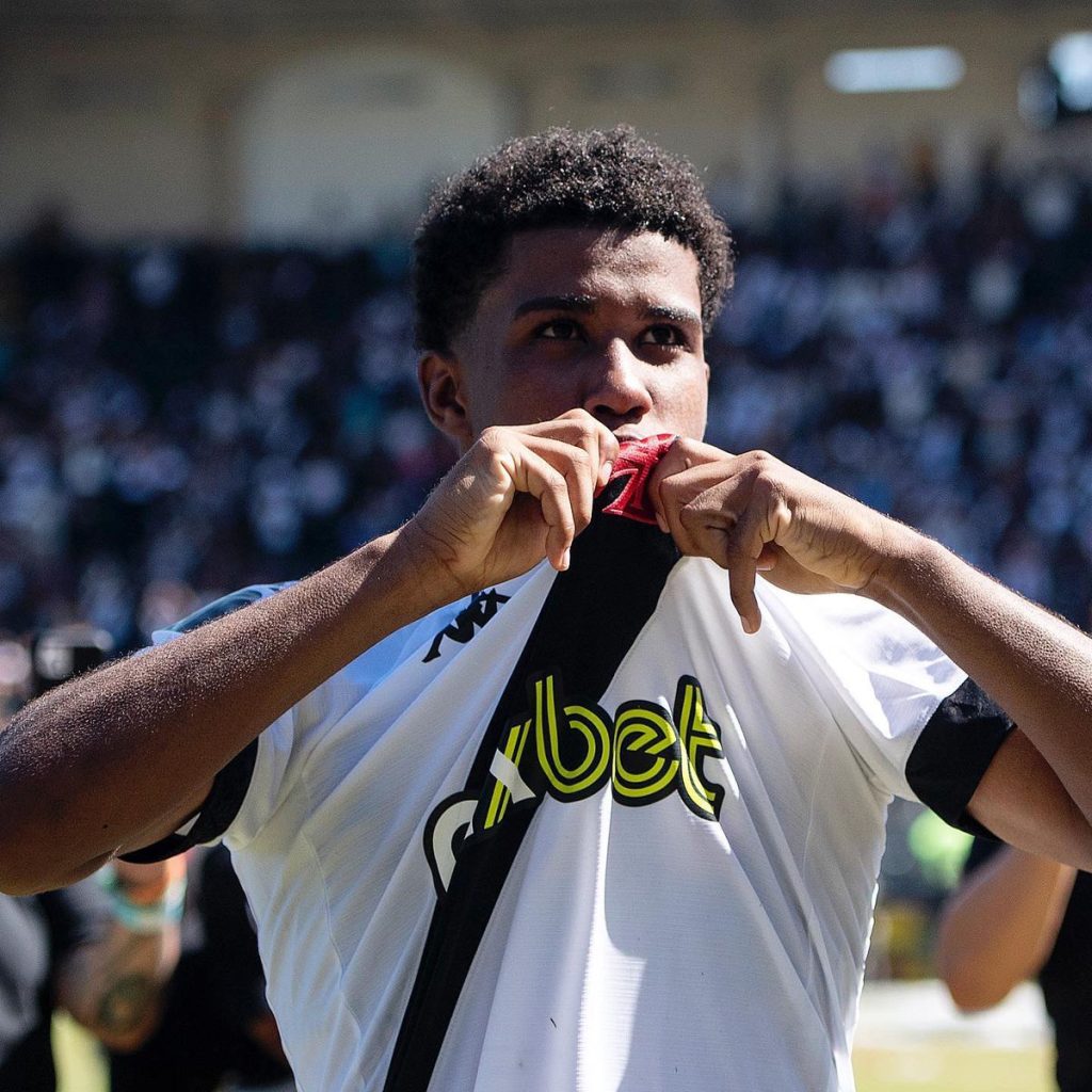 Vasco encaminha renova&ccedil;&atilde;o com Andrey Santos