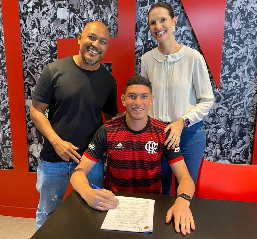 Promessa da base flamenguista assina primeiro contrato profissional