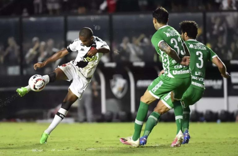 Eguinaldo tem multa milion&aacute;ria para sair do Vasco