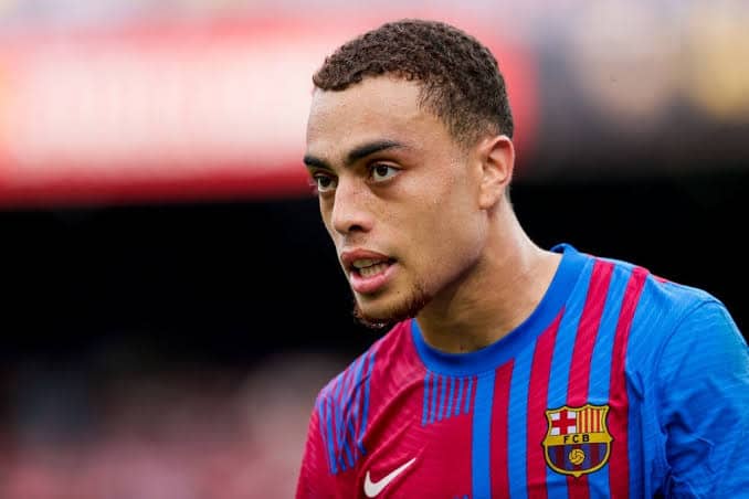 Milan contrata americano Sergi&ntilde;o Dest, do Barcelona, por empr&eacute;stimo