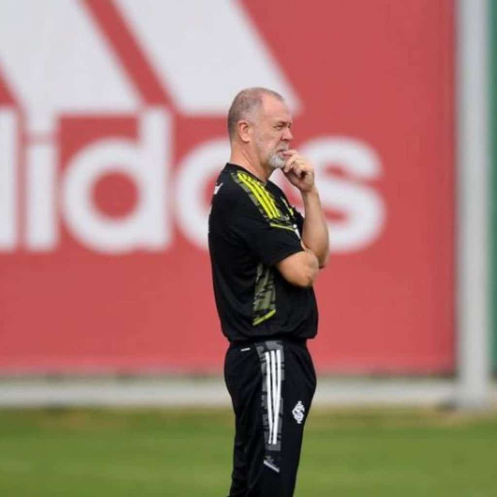 Mano Menezes n&atilde;o poder&aacute; contar com jogador importante para a pr&oacute;xima rodada do Brasileir&atilde;o