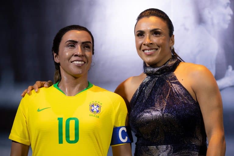 Camisa 10 da Sele&ccedil;&atilde;o Brasileira tem est&aacute;tua inaugurada na sede da CBF