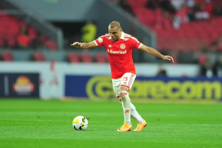 Zagueiro leva cart&atilde;o amarelo ap&oacute;s o fim do jogo contra o Bragantino e desfalca o Internacional