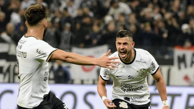 Fluminense perde para o Corinthians e est&aacute; fora da Copa do Brasil