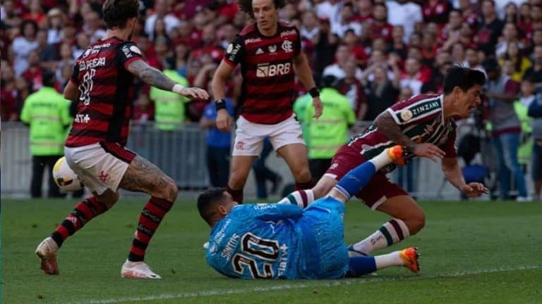 Fluminense vence o Flamengo em cl&aacute;ssico marcado por expuls&otilde;es