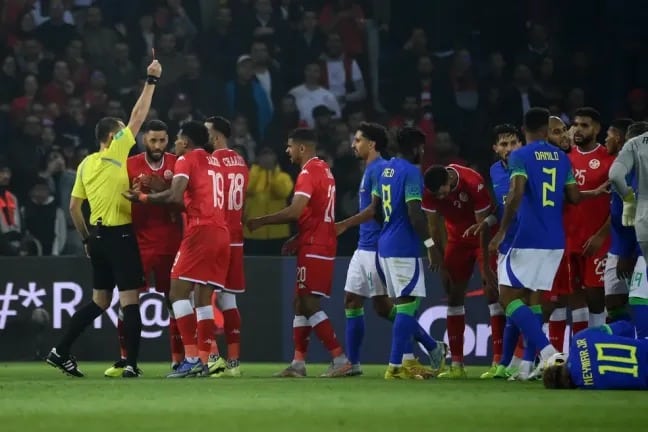 Neymar se diz ser perseguido em campo: "N&atilde;o consigo entender"