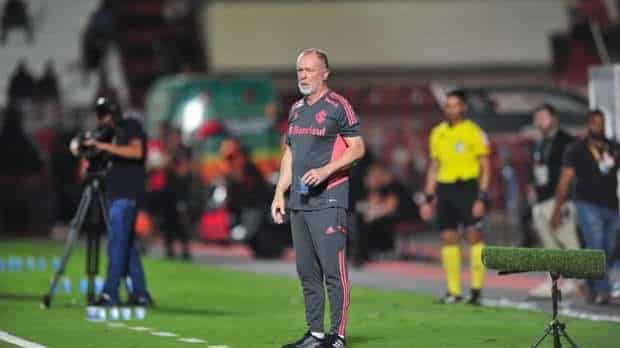 Mano Menezes celebra a vit&oacute;ria do Internacional, mas admite dificuldades