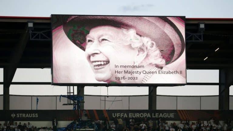 Morre Rainha Elizabeth II: clubes da Premier League prestam homenagem &agrave; Vossa Majestade