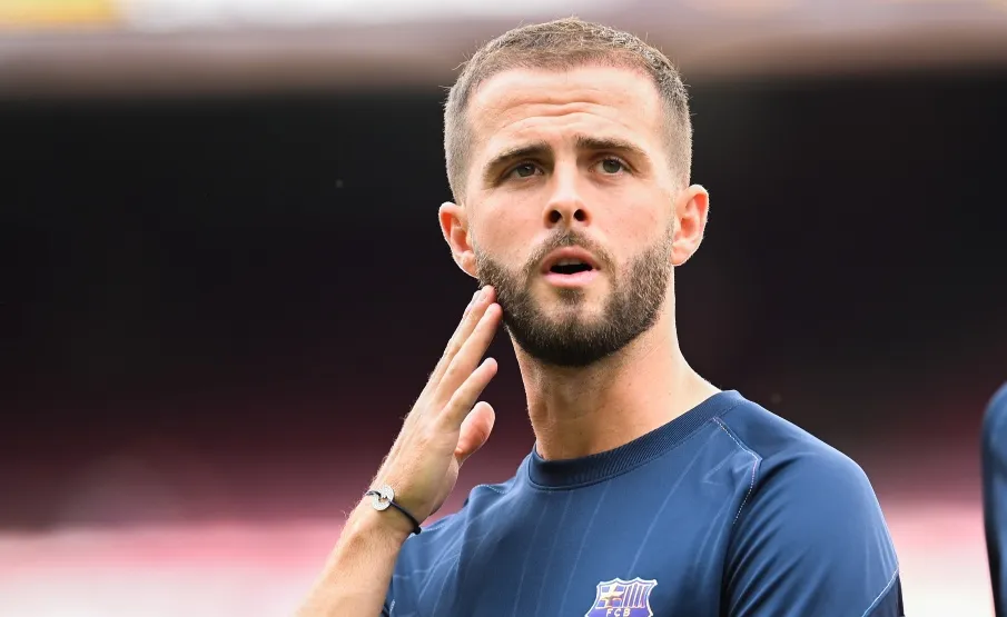 Miralem Pjanić agenda viagem para Emirados e est&aacute; muito pr&oacute;ximo de deixar o Barcelona