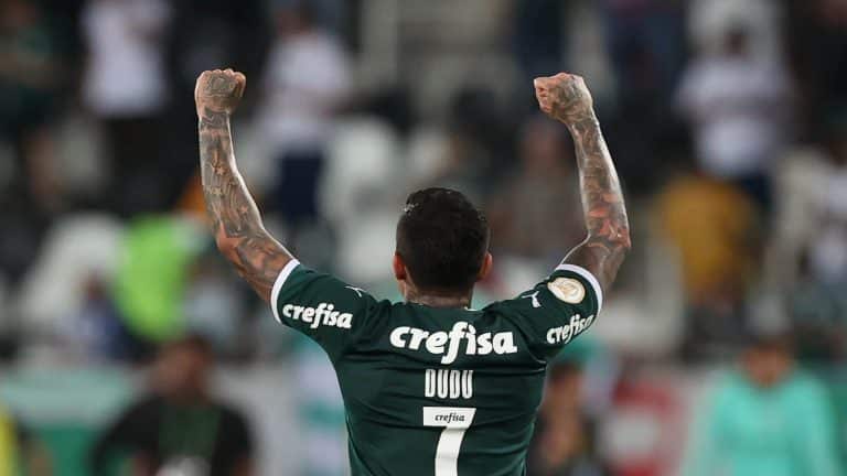 Dudu iguala recorde do &iacute;dolo Marcos como jogador com mais jogos pelo Palmeiras no s&eacute;culo