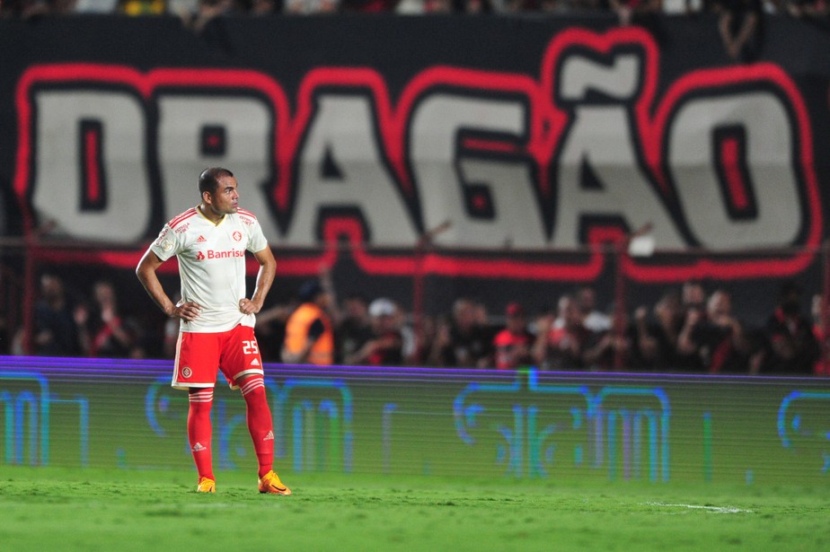 Zagueiro tem les&atilde;o na panturrilha direita e desfalca o Internacional