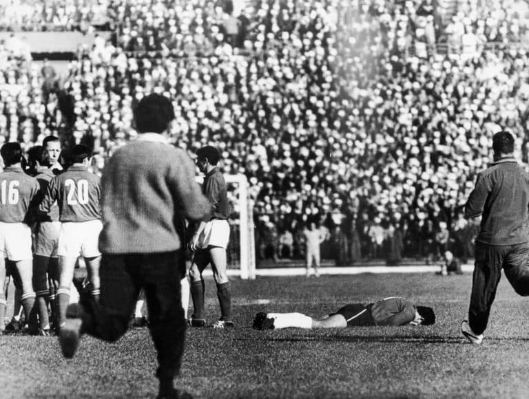 Hist&oacute;rias da Copa do Mundo: Batalha de Santiago, o jogo mais violento de todos os tempos (1962)