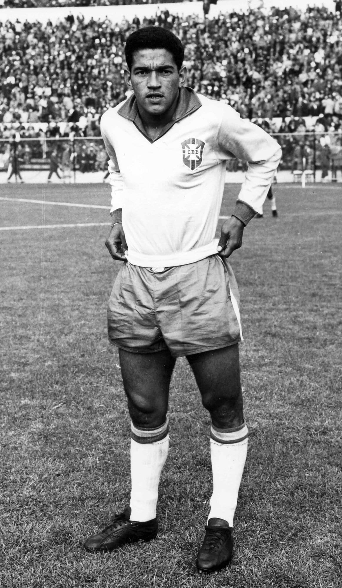 Jogador Garrincha com uniforme da sele&ccedil;&atilde;o
