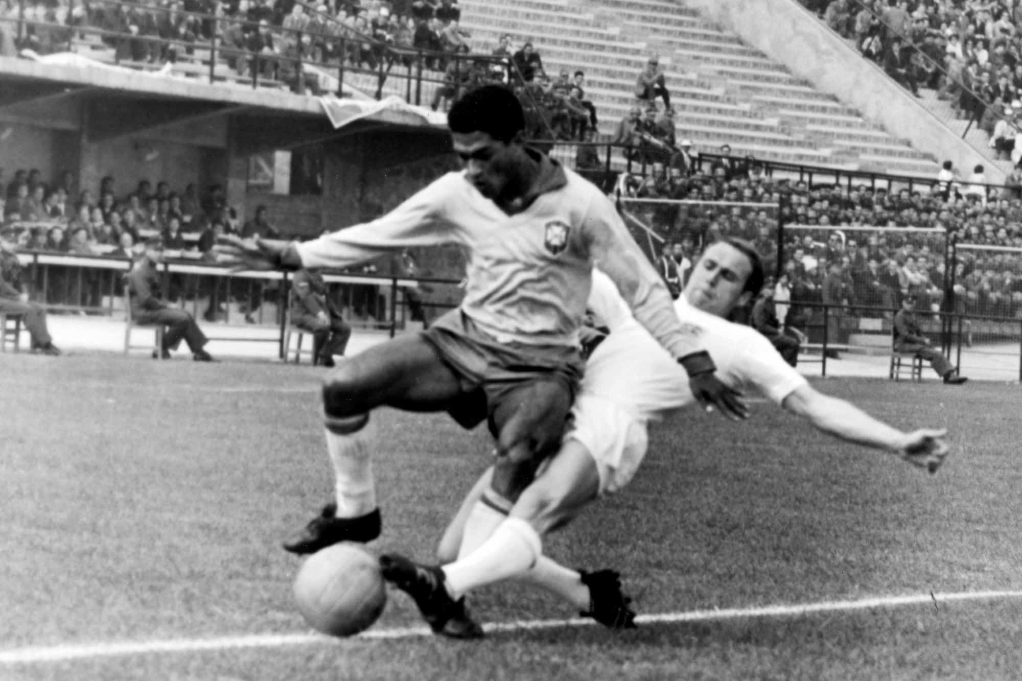 Garrincha driblando em jogo pela sele&ccedil;&atilde;o