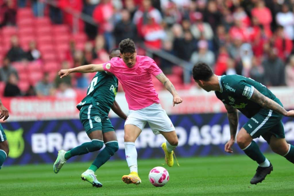 Meia tem les&atilde;o no joelho direito confirmada e desfalca o Internacional