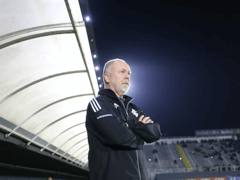 Saiba qual &eacute; ideia de Mano Menezes para experiente meio-campista do Internacional