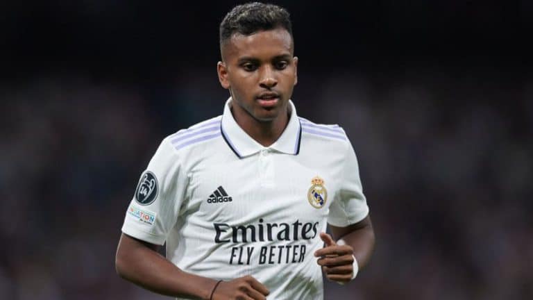 Rodrygo se v&ecirc; no Catar e &ldquo;brinca&rdquo; com &aacute;lbum da Copa