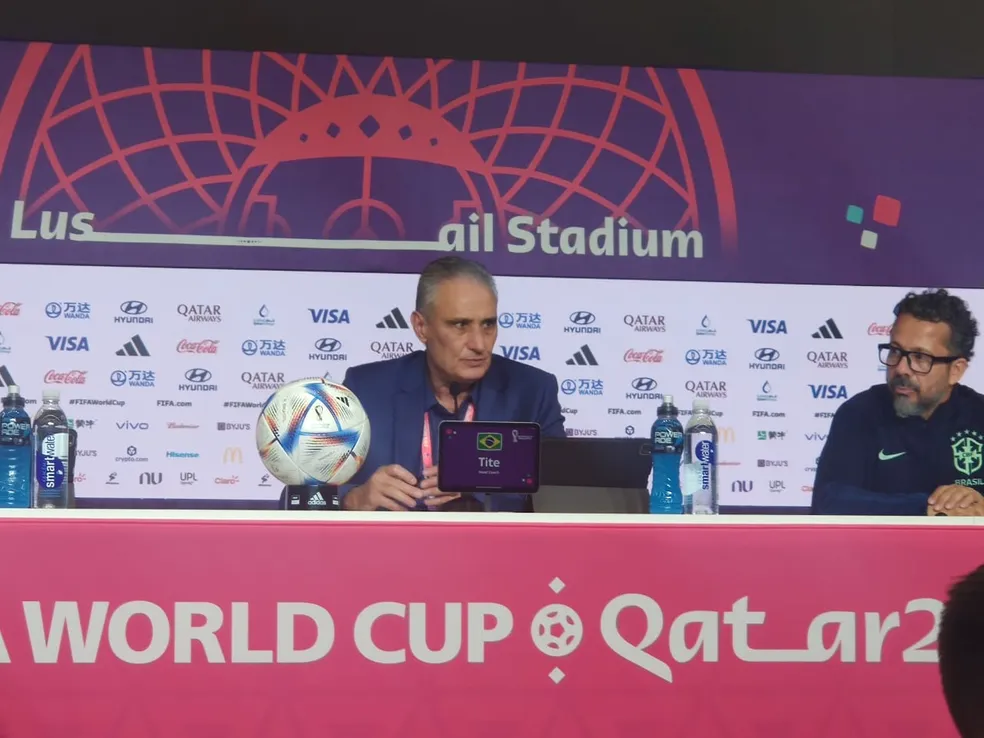 Tite e Rodrigo Lasmar na coletiva - Foto destaque: Reprodu&ccedil;&atilde;o / FIFA