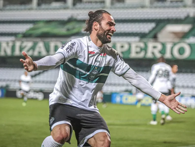 L&eacute;o Gamalho n&atilde;o fica no Coritiba para 2023