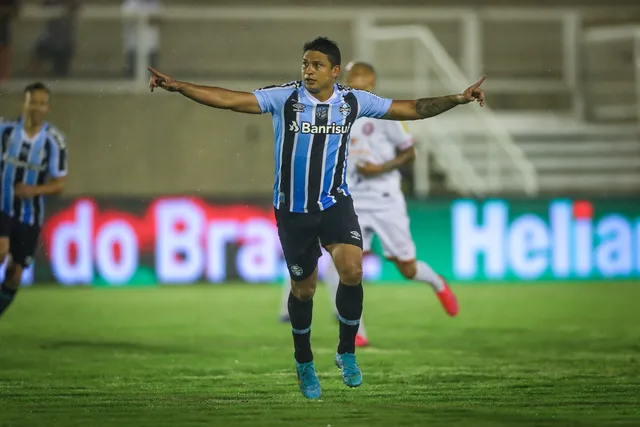 Elkeson marcou quatro gols com a camisa do Gr&ecirc;mio &mdash; Foto destaque: Divulga&ccedil;&atilde;o / Lucas Uebel / Gr&ecirc;mio