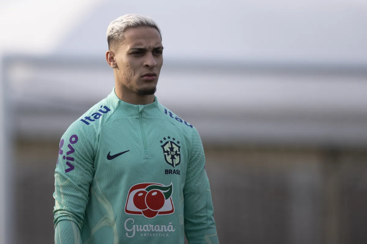 Com gripe, Antony fica de fora de mais um treino da Sele&ccedil;&atilde;o