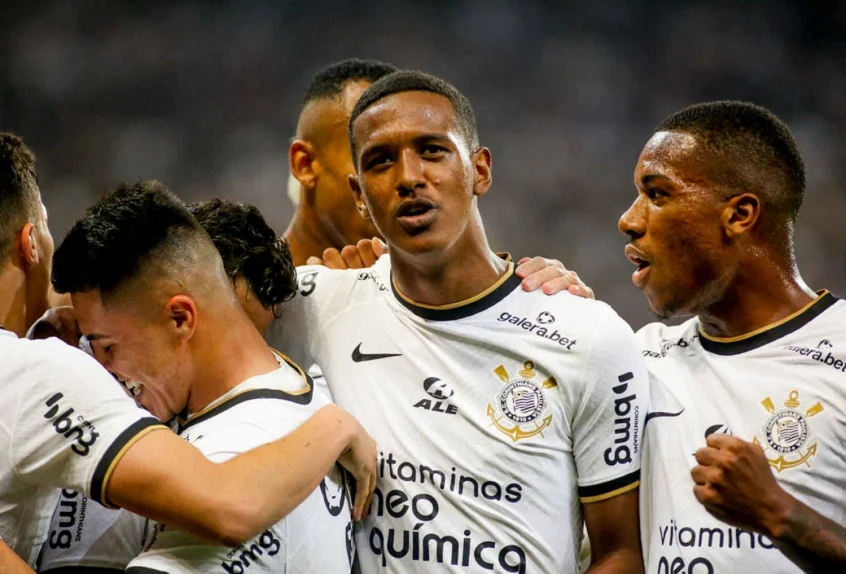 Em ascens&atilde;o, Robert Renan ganha espa&ccedil;o de outro zagueiro no Corinthians