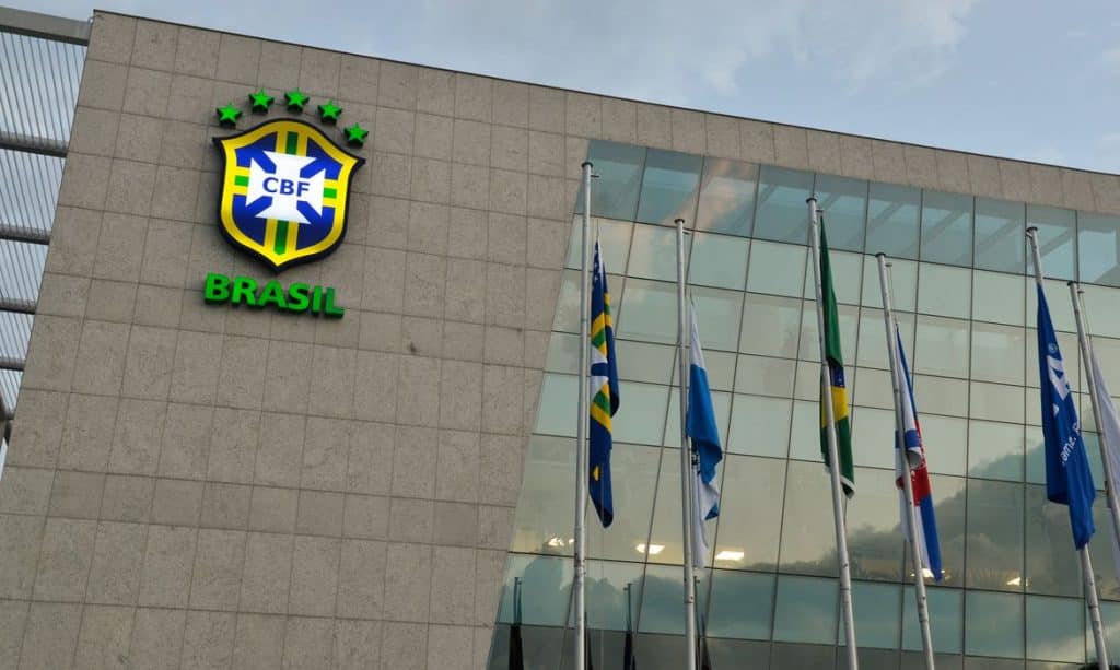 CBF e clubes aprovam aumento de n&uacute;mero de estrangeiros