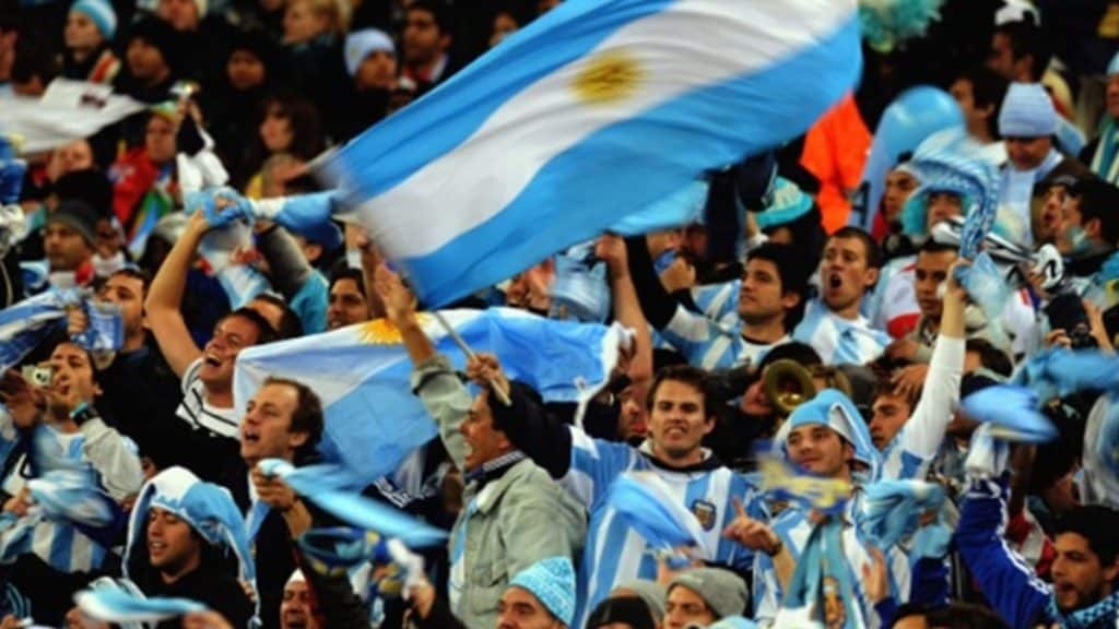 Ap&oacute;s derrota na Copa, torcida da Argentina faz coment&aacute;rios racistas sobre sele&ccedil;&atilde;o da Ar&aacute;bia Saudita