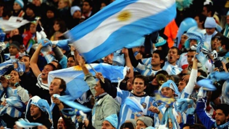 Ap&oacute;s derrota na Copa, torcida da Argentina faz coment&aacute;rios racistas sobre sele&ccedil;&atilde;o da Ar&aacute;bia Saudita