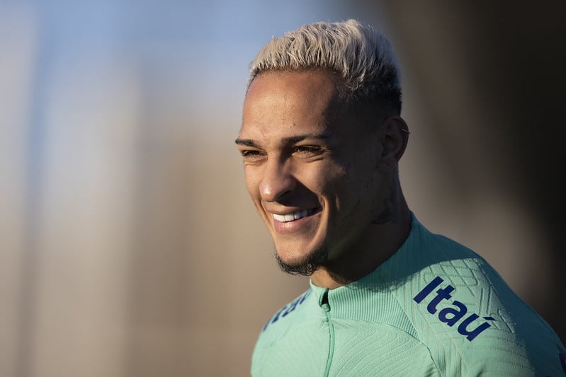 Com gripe, Antony fica de fora de mais um treino da Sele&ccedil;&atilde;o