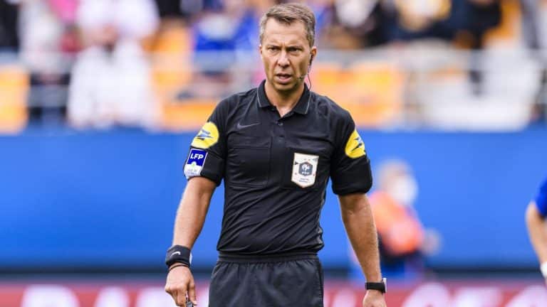 &Aacute;rbitro franc&ecirc;s morre durante treinamento