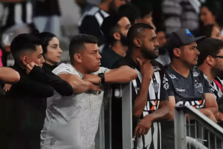 Clima pesado entre torcida e jogadores em derrota do Atl&eacute;tico-MG