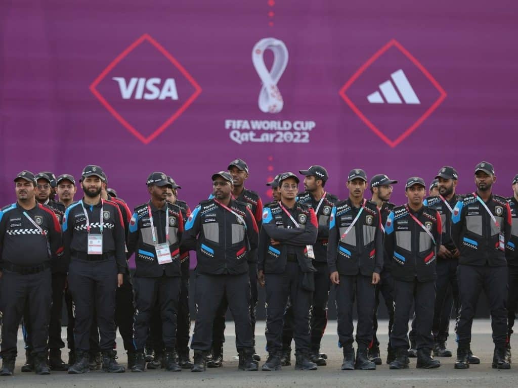 Policial no Catar tira celular a for&ccedil;a da m&atilde;o de torcedor